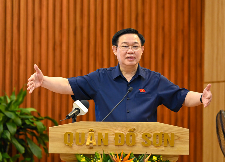 Chủ tịch Quốc hội Vương Đình Huệ phát biểu trao đổi, tiếp thu ý kiến, kiến nghị của cử tri. Chủ tịch Quốc hội Vương Đình Huệ phát biểu trao đổi, tiếp thu ý kiến, kiến nghị của cử tri.