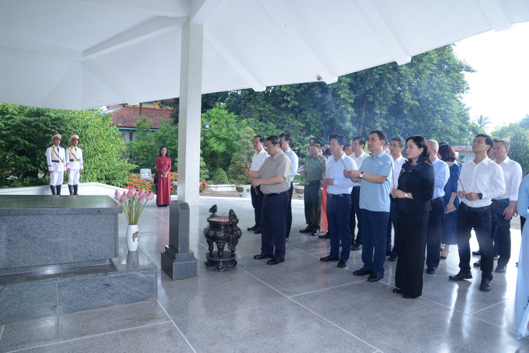 Thủ tướng Phạm Minh Chính dâng hương tại mộ Cụ Phó bảng Nguyễn Sinh Sắc.