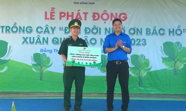 Đại diện Ban Thường vụ Tỉnh đoàn Đồng Tháp trao tặng công trình cải tạo sân chơi cho chiến sĩ Bộ đội Biên phòng tỉnh.