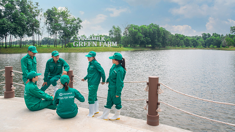 Vinamilk tập trung xây dựng văn hóa “Tôn trọng, cởi mở, hợp tác, kết nối, tôn trọng sự khác biệt và thúc đẩy sáng tạo”. Vinamilk tập trung xây dựng văn hóa “Tôn trọng, cởi mở, hợp tác, kết nối, tôn trọng sự khác biệt và thúc đẩy sáng tạo”.