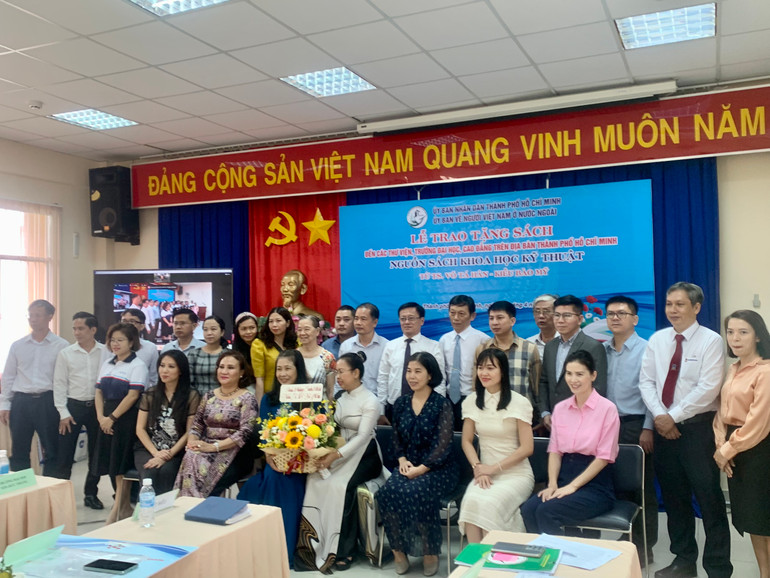 Các đại biểu và gia đình Tiến sĩ Võ Tá Hân chụp hình lưu niệm tại buổi lễ.