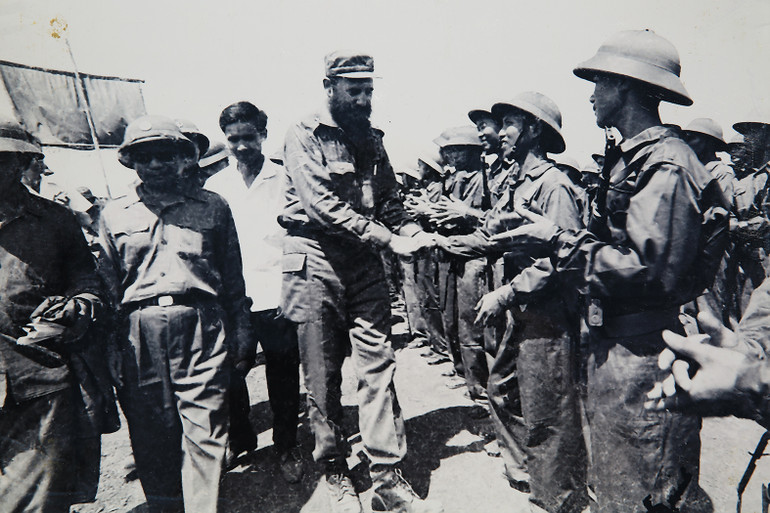 Chủ tịch Fidel Castro xin được tự hào và chia vui với đại diện lực lượng vũ trang huyện Gio Linh ở căn cứ Dốc Miếu Linh.