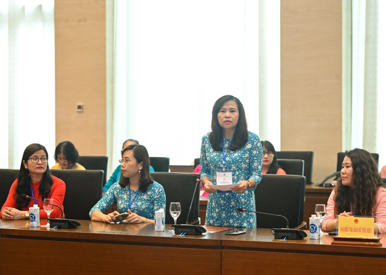 Nhà báo Nguyễn Hồng Chiến, Câu lạc bộ Nhà báo nữ tỉnh Vĩnh Phúc phát biểu tại cuộc gặp mặt.