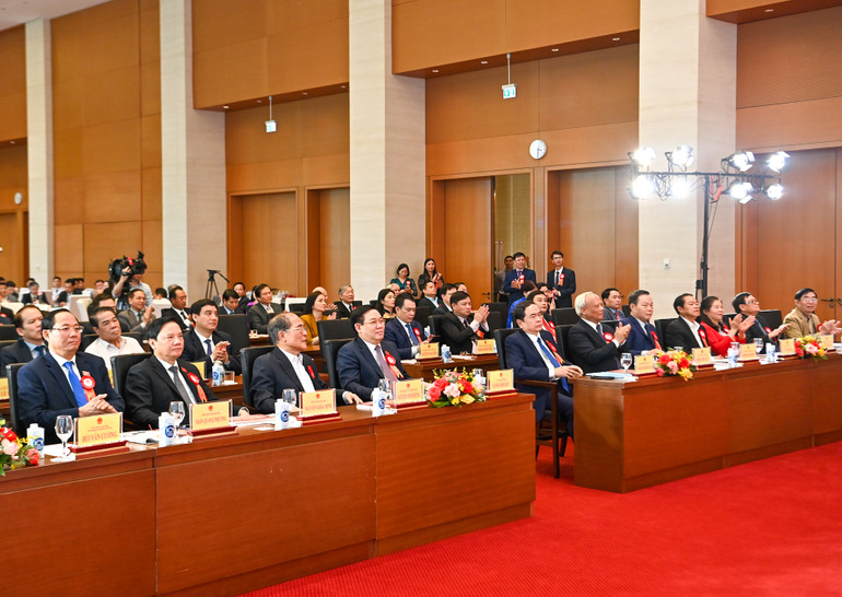 Chủ tịch Quốc hội Vương Đình Huệ, nguyên Chủ tịch Quốc hội Nguyễn Sinh Hùng, các Phó Chủ tịch Quốc hội cùng các đại biểu dự lễ kỷ niệm.