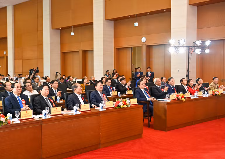 Chủ tịch Quốc hội Vương Đình Huệ, nguyên Chủ tịch Quốc hội Nguyễn Sinh Hùng, các Phó Chủ tịch Quốc hội cùng các đại biểu dự lễ kỷ niệm.