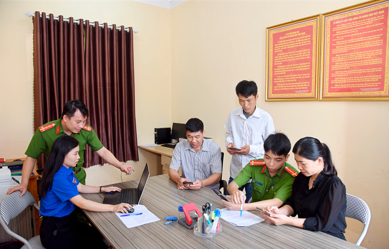 Hỗ trợ công an huyện Đình Lập làm thẻ căn cước công dân gắn chíp cho đồng bào.