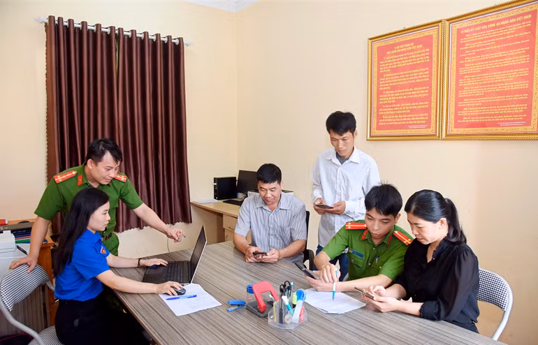 Hỗ trợ công an huyện Đình Lập làm thẻ căn cước công dân gắn chíp cho đồng bào.