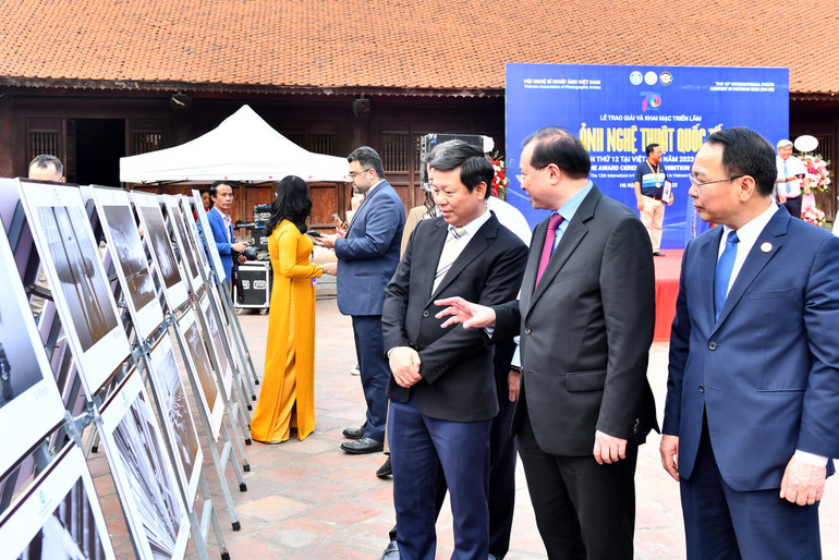 Các đại biểu tham quan triển lãm ảnh.