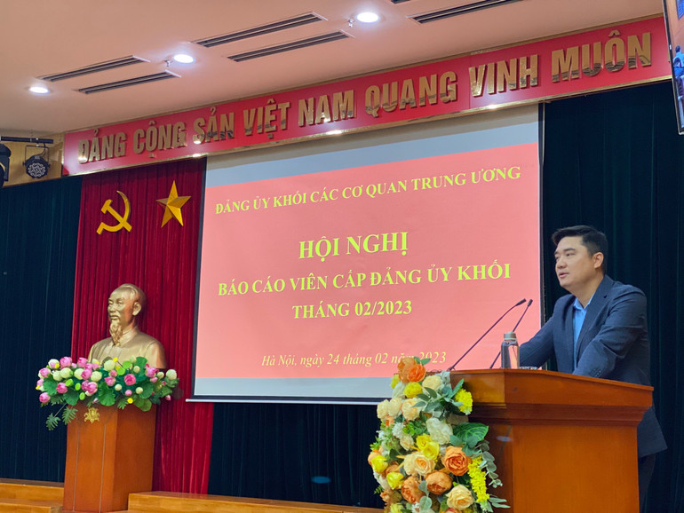 Đồng chí Trần Việt Hùng giới thiệu các nội dung căn bản trong Quy định số 96.