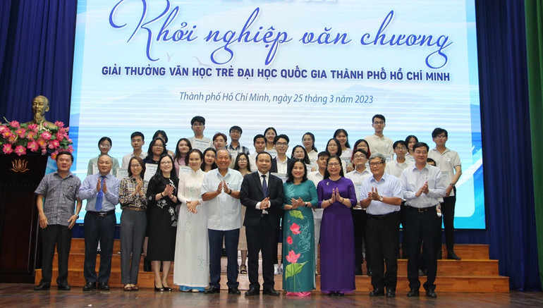 Ban tổ chức chụp ảnh lưu niệm cùng tất cả các thí sinh đạt giải cao của cuộc thi.