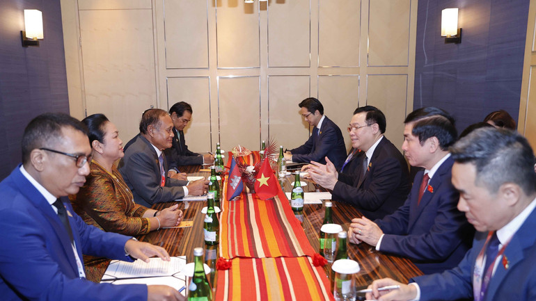 Chủ tịch Quốc hội Vương Đình Huệ gặp Phó Chủ tịch Thượng viện Campuchia Kittisangkahabindit Tep Ngorn nhân dịp dự Đại Hội đồng Liên Nghị viện các nước Đông Nam Á lần thứ 44 (AIPA-44). (Ảnh: Doãn Tấn/TTXVN)