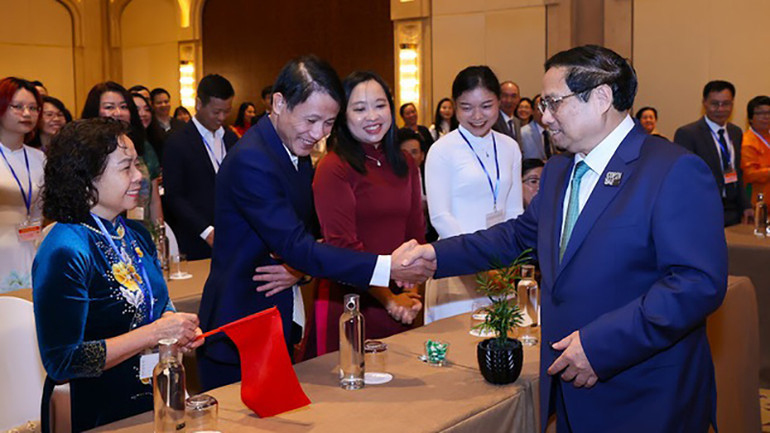 Thủ tướng gặp gỡ cộng đồng Việt Nam ở UAE.