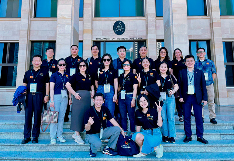 Đoàn học viên thăm quan Tòa nhà Quốc hội của bang Tây Australia. (Ảnh: Đại học Curtin) Đoàn học viên thăm quan Tòa nhà Quốc hội của bang Tây Australia. (Ảnh: Đại học Curtin)
