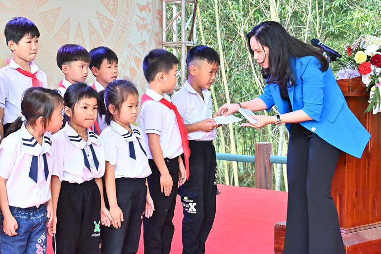 Chủ tịch Công đoàn Báo Nhân Dân Nguyễn Thị Thu Hà trao học bổng tặng các em học sinh có hoàn cảnh đặc biệt khó khăn tại xã Kim Quan, huyện Yên Sơn, tỉnh Tuyên Quang.