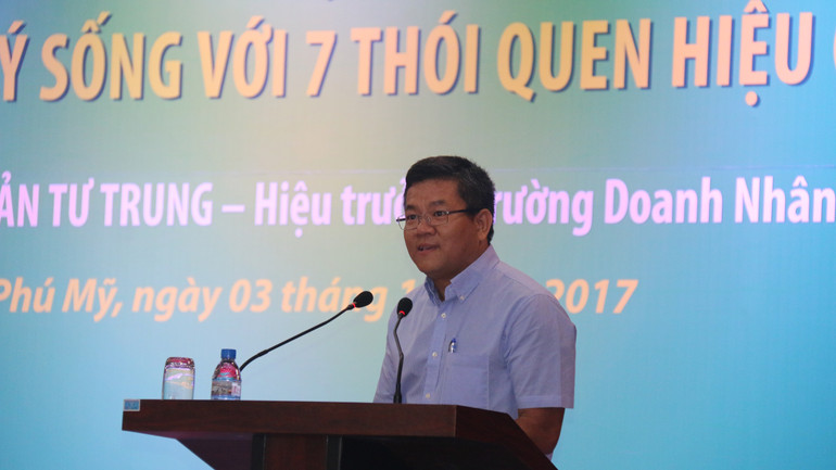 Ông Lê Trọng Đĩnh Chi chia sẻ trong một buổi đào tạo về "7 thói quen hiệu quả".