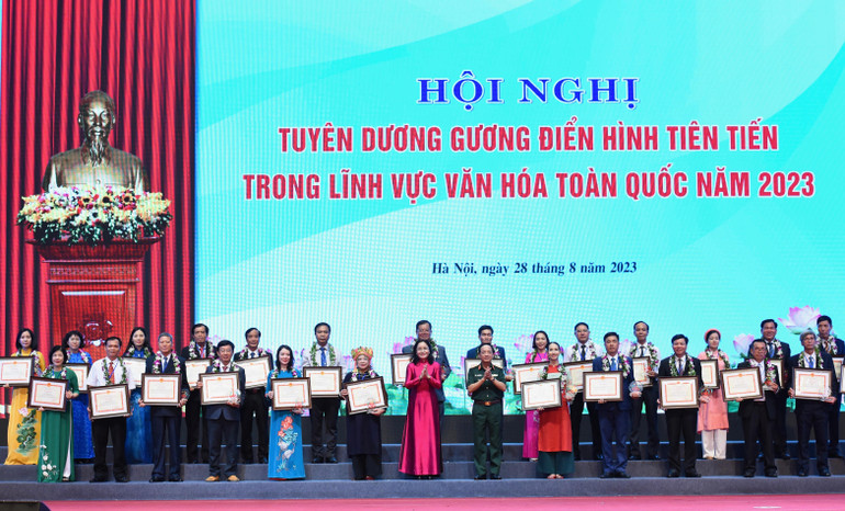 Phó Chủ nhiệm Tổng cục Chính trị Quân đội Nhân dân Việt Nam Trịnh Văn Quyết, Thứ trưởng Văn hóa, Thể thao và Du lịch Trịnh Thị Thủy với các điển hình tiên tiến.