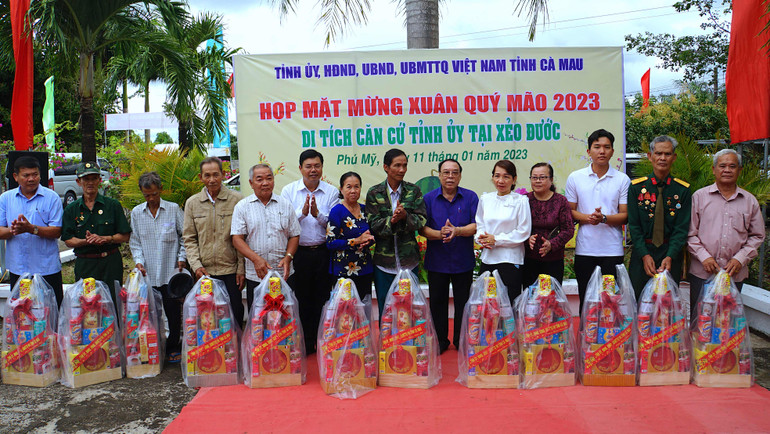 Lãnh đạo tỉnh Cà Mau trao quà Tết cho nhân dân vùng căn cứ Xẻo Đước.