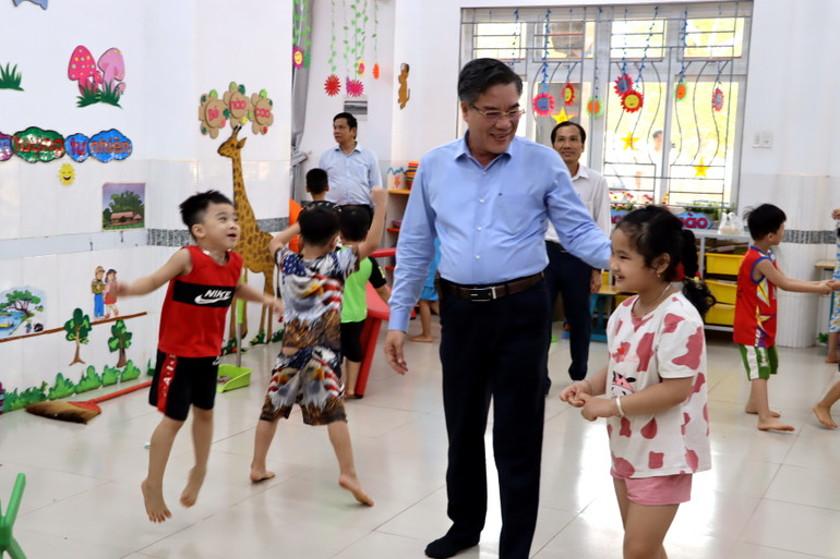 Bí thư Huyện ủy Long Thành Dương Minh Dũng đến kiểm tra việc lắp máy lạnh và thăm các cháu đang học tại Trường mầm non Bình Sơn.
