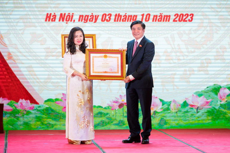 Tổng Thư ký, Chủ nhiệm Văn phòng Quốc hội Bùi Văn Cường trao Bằng khen của Thủ tướng Chính phủ cho Tổng Biên tập Phạm Thị Thanh Huyền.