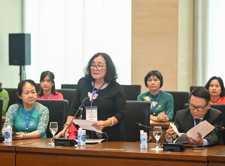 Nhà báo Phạm Thị Mỵ, Chủ nhiệm Câu lạc bộ Nhà báo nữ Việt Nam báo cáo tại cuộc gặp mặt.