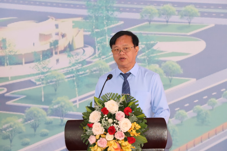 Chủ tịch Ủy ban nhân dân tỉnh Đồng Nai Cao Tiến Dũng phát biểu tại lễ khởi công xây dựng cầu Thống Nhất.