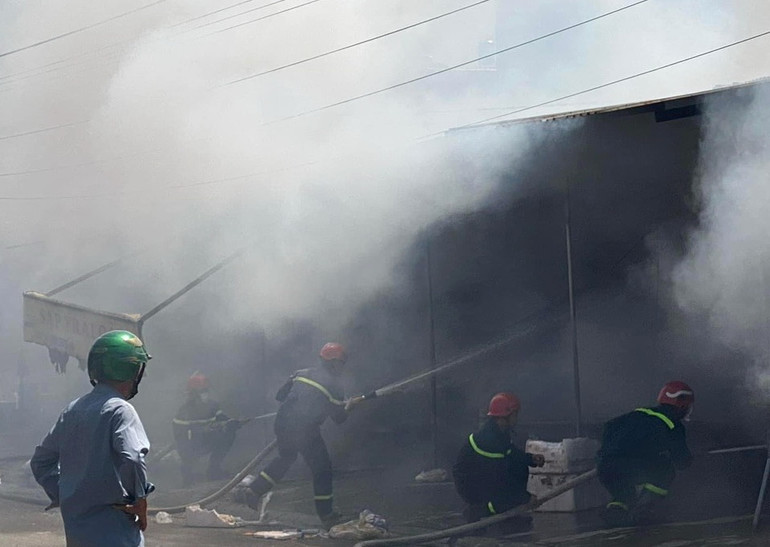 Lực lượng chức năng dập lửa.