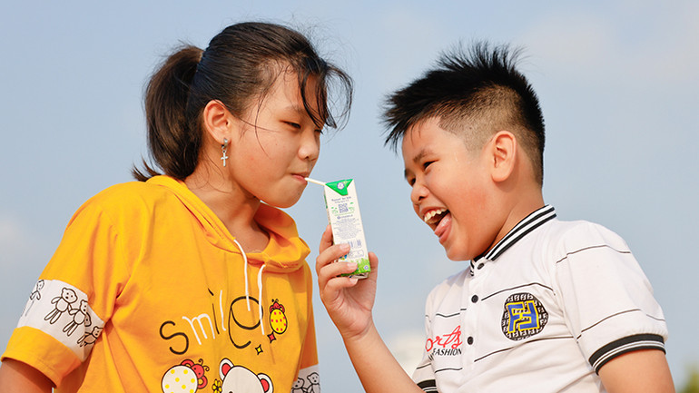 Niềm vui uống sữa của các em nhỏ là động lực lớn lao để Vinamilk bền bỉ duy trì chương trình Quỹ sữa Vươn cao Việt Nam trong suốt 16 năm qua.