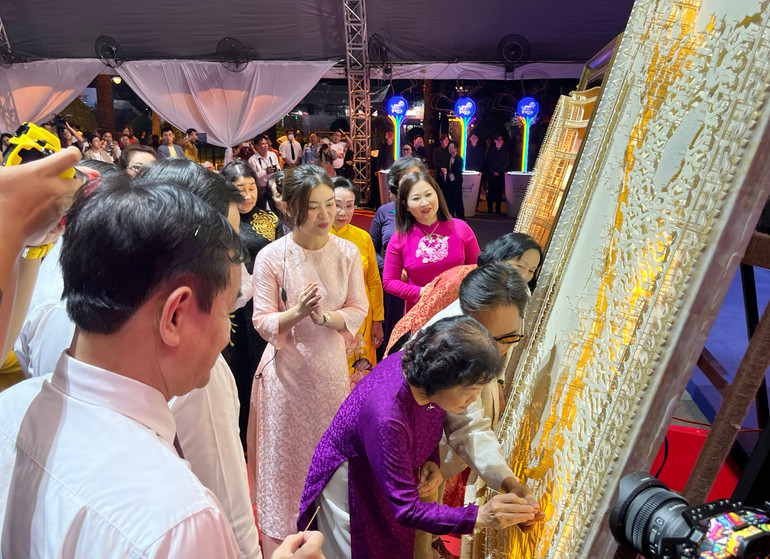 Các đại biểu tiến hành thực hiện tác phẩm đặc biệt “Bản Đồ Việt Nam” bằng tăm giang tại buổi lễ khai mạc.