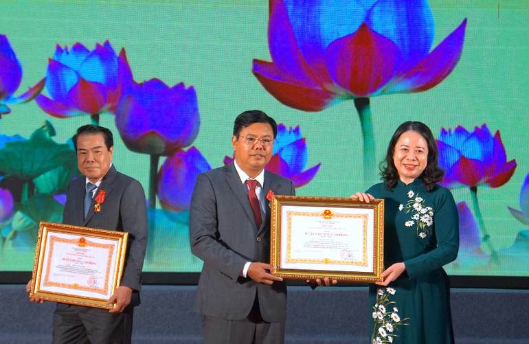 Phó Chủ tịch nước Võ Thị Ánh Xuân trao Huân chương Lao động hạng Nhất tặng 2 đồng chí là Bí thư và nguyên Bí thư Tỉnh ủy Cà Mau. Phó Chủ tịch nước Võ Thị Ánh Xuân trao Huân chương Lao động hạng Nhất tặng 2 đồng chí là Bí thư và nguyên Bí thư Tỉnh ủy Cà Mau.