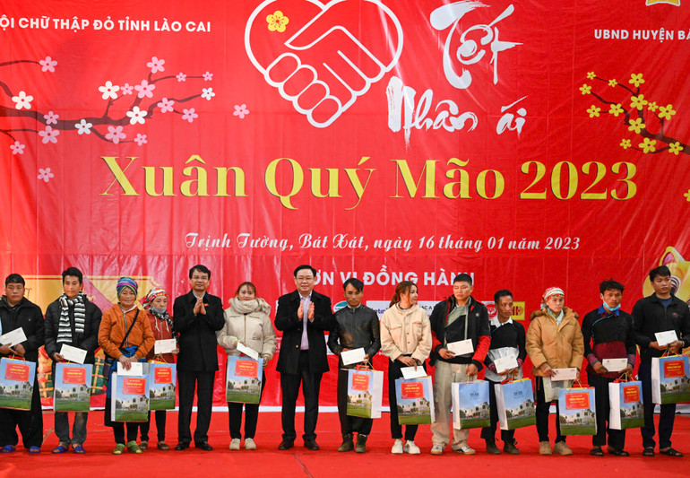Chủ tịch Quốc hội Vương Đình Huệ và Bí thư Tỉnh ủy Lào Cai Đặng Xuân Phong trao quà Tết cho đồng bào dân tộc có hoàn cảnh khó khăn tại Chương trình “Tết nhân ái”.