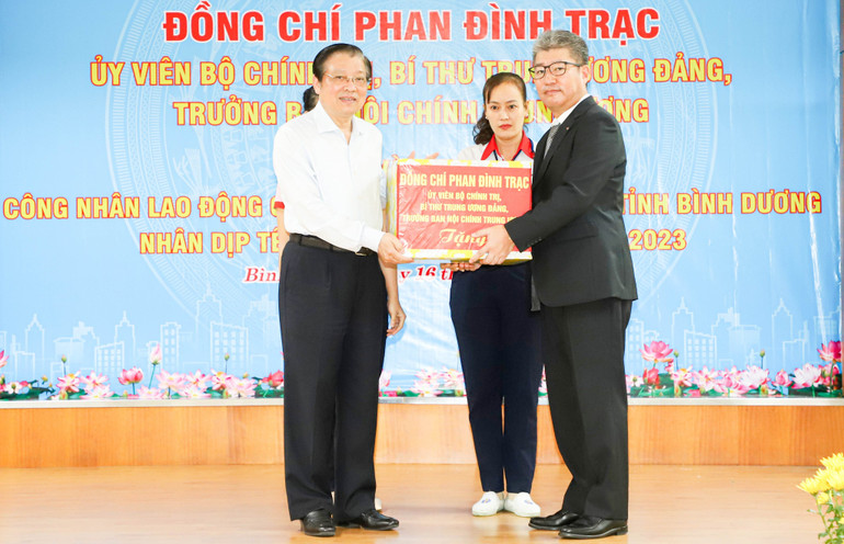 Trưởng Ban Nội chính Trung ương Phan Đình Trạc trao tặng quà cho Ban Giám đốc Công ty TNHH Yazaki EDS Việt Nam.