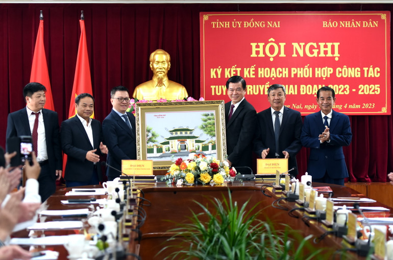 Lãnh đạo tỉnh Đồng Nai tặng quà lưu niệm cho lãnh đạo Báo Nhân Dân. Lãnh đạo tỉnh Đồng Nai tặng quà lưu niệm cho lãnh đạo Báo Nhân Dân.