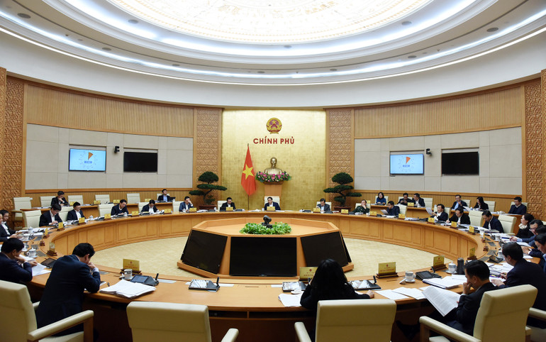 Theo chương trình, phiên họp cho ý kiến đối với 7 nội dung, gồm 3 đề nghị xây dựng luật, 4 dự án luật: Đề nghị xây dựng Luật Thủ đô (sửa đổi); đề nghị xây dựng Luật Phòng không nhân dân; dự án Luật Quản lý công trình quốc phòng, khu quân sự; đề nghị xây dựng Luật sửa đổi, bổ sung một số điều của Luật Đấu giá tài sản; dự án Luật Nhà ở (sửa đổi); dự án Luật Kinh doanh bất động sản (sửa đổi); dự án Luật Viễn thông (sửa đổi).