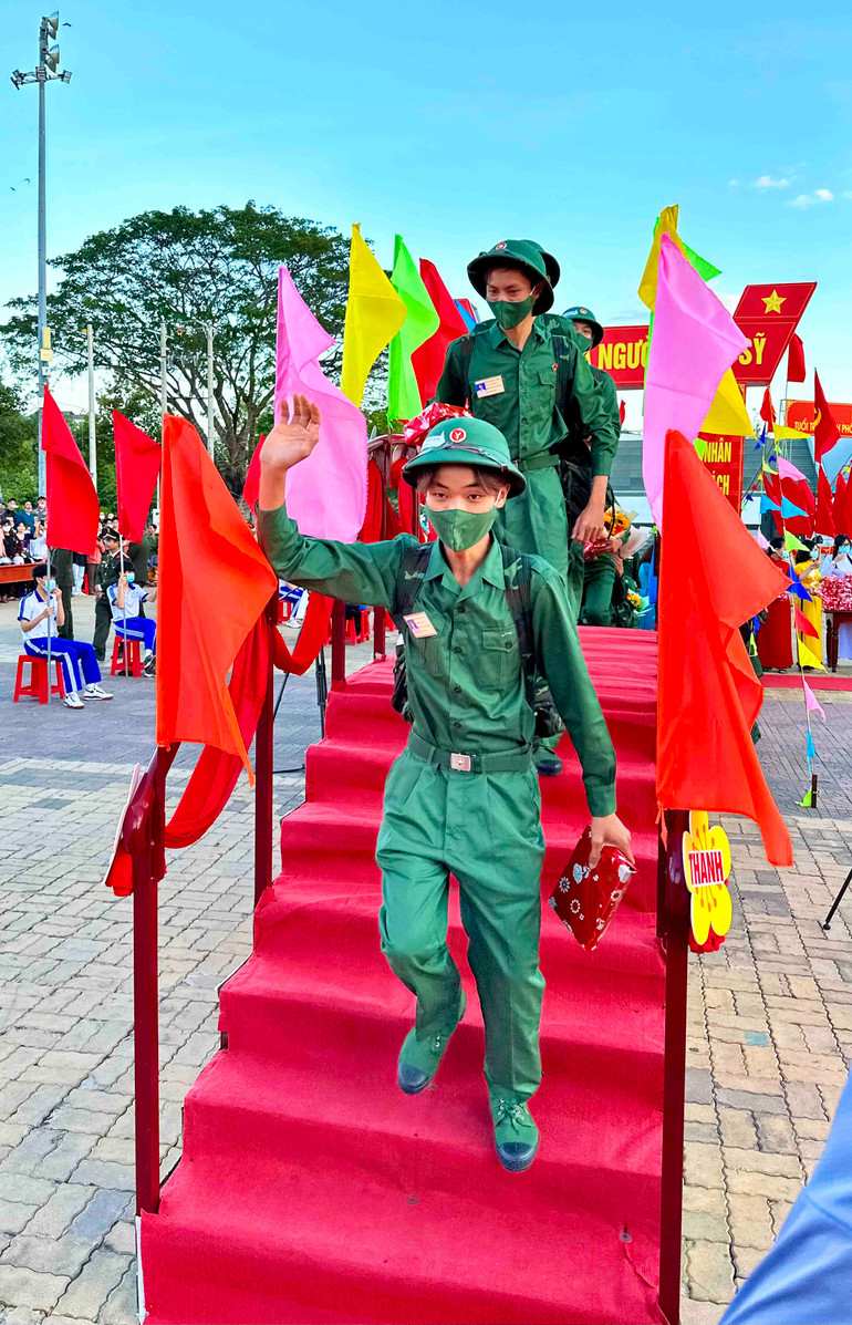 Thanh niên phấn khởi, tự hào khi đi qua cầu Vinh Quang để lên đường nhập ngũ.