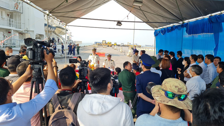 Họp báo cung cấp thông tin về hoạt động của chỉ huy và thủy thủ đoàn tàu tuần tra PLH SETTSU. Họp báo cung cấp thông tin về hoạt động của chỉ huy và thủy thủ đoàn tàu tuần tra PLH SETTSU.