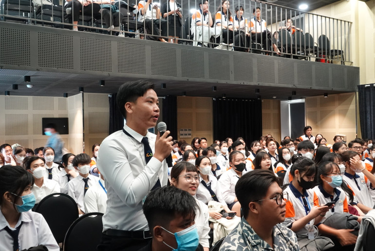 Sinh viên đặt câu hỏi tại buổi nói chuyện chuyên đề.