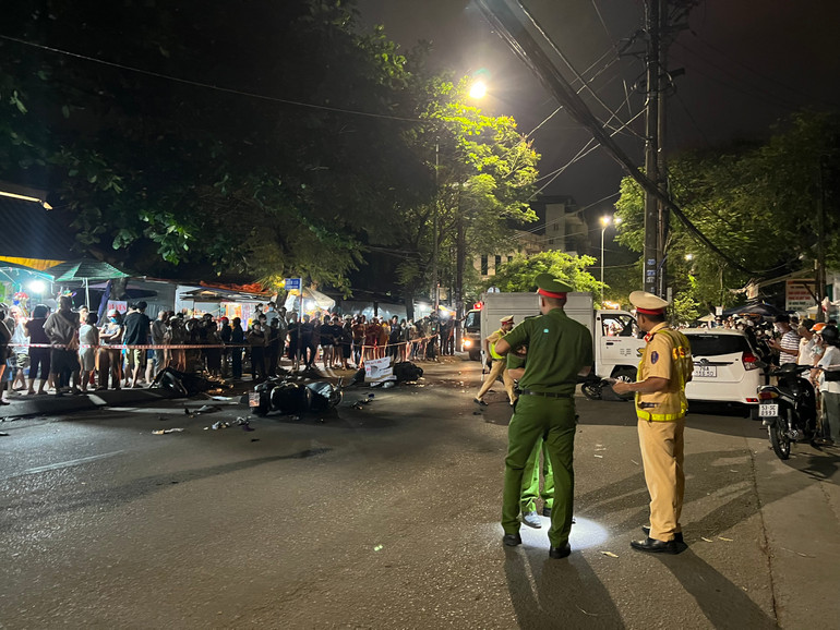 Lực lượng công an phong tỏa hiện trường, điều tra nguyên nhân vụ tai nạn.