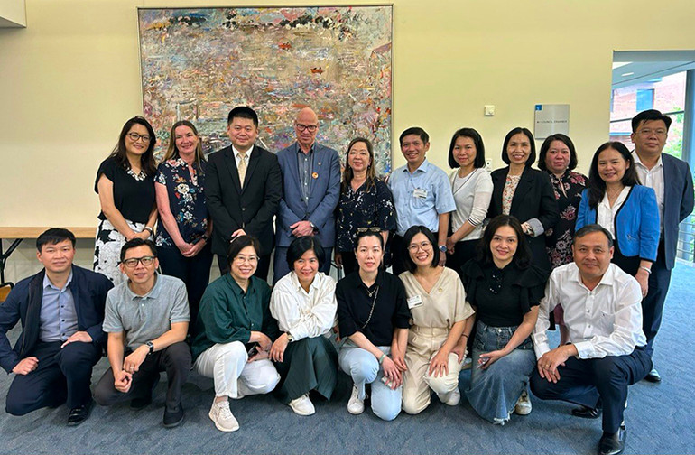 Các thành viên có cơ hội gặp GS, TS Jeremy Kilburn, Phó hiệu trưởng phụ trách học thuật Đại học Curtin, GS, TS Xiaotian Zhang, GS, TS Vanessa Chang, PGS, TS Amny Tian, và PGS, TS Jane Coffey, để trao đổi kinh nghiệm lãnh đạo. (Ảnh: Đại học Curtin) Các thành viên có cơ hội gặp GS, TS Jeremy Kilburn, Phó hiệu trưởng phụ trách học thuật Đại học Curtin, GS, TS Xiaotian Zhang, GS, TS Vanessa Chang, PGS, TS Amny Tian, và PGS, TS Jane Coffey, để trao đổi kinh nghiệm lãnh đạo. (Ảnh: Đại học Curtin)