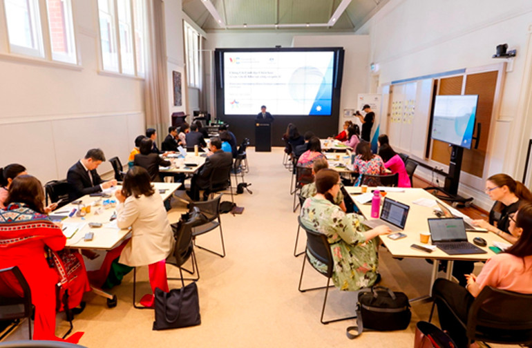 TS Nguyễn Dũng Anh thay mặt các thành viên Khóa học phát biểu tại buổi lễ khai mạc. (Ảnh: Đại học Curtin) TS Nguyễn Dũng Anh thay mặt các thành viên Khóa học phát biểu tại buổi lễ khai mạc. (Ảnh: Đại học Curtin)