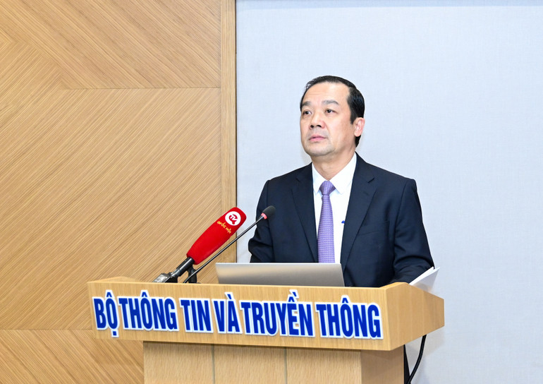 Thứ trưởng Phạm Đức Long trình bày báo cáo tình hình phát triển của ngành thông tin truyền thông.