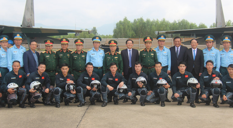 Đại tướng Phan Văn Giang thăm, chụp ảnh lưu niện với Trung đoàn Không quân 925 (Sư đoàn Không quân 372) và Trung đoàn Không quân 940 (Trường Sĩ quan Không quân) thuộc Quân chủng Phòng không không quân.