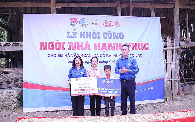Đại diện Trung ương Hội Liên hiệp Thanh niên Việt Nam trao tượng trưng kinh phí xây “Ngôi nhà hạnh phúc”, kinh phí đỡ đầu tặng em Hà Văn Hoan và chị gái.