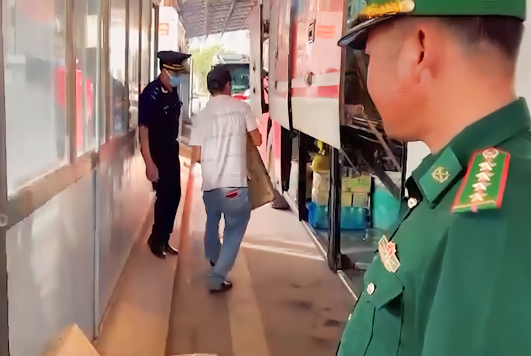 Lực lượng chức năng kiểm tra hàng hóa trên xe ô-tô qua về cửa khẩu quốc tế Lao Bảo. Lực lượng chức năng kiểm tra hàng hóa trên xe ô-tô qua về cửa khẩu quốc tế Lao Bảo.