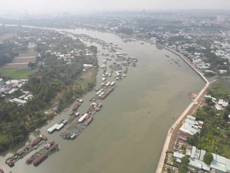 Cầu Thống Nhất bắc qua sông Đồng Nai kết nối phường Thống Nhất với phường Hiệp Hòa, thành phố Biên Hòa.
