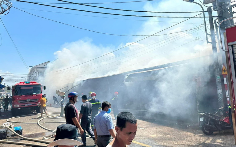 Vụ cháy gây thiệt hại nặng tại 8 ki-ốt tại chợ Long Khánh.