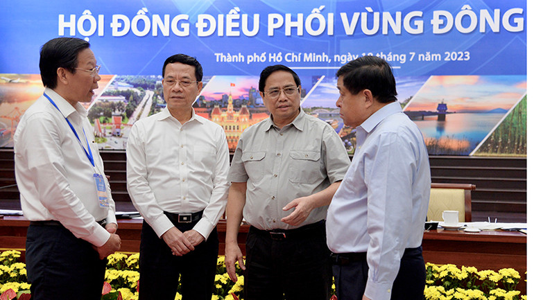 Thủ tướng Phạm Minh Chính trao đổi với các đại biểu tại Hội nghị.