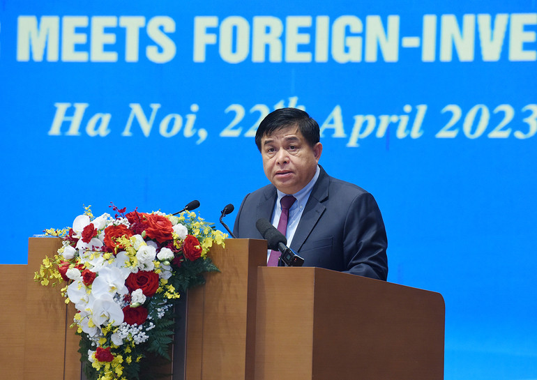 Bộ trưởng Kế hoạch và Đầu tư Nguyễn Chí Dũng báo cáo tại Hội nghị. Bộ trưởng Kế hoạch và Đầu tư Nguyễn Chí Dũng báo cáo tại Hội nghị.