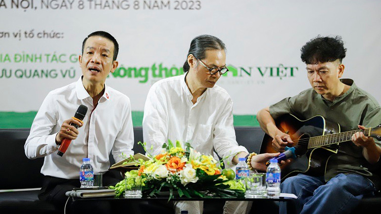 Nhạc sĩ Nguyễn Vĩnh Tiến (ngoài cùng bên trái) thể hiện ca khúc chủ đề "Gió và tình yêu thổi trên đất nước tôi".