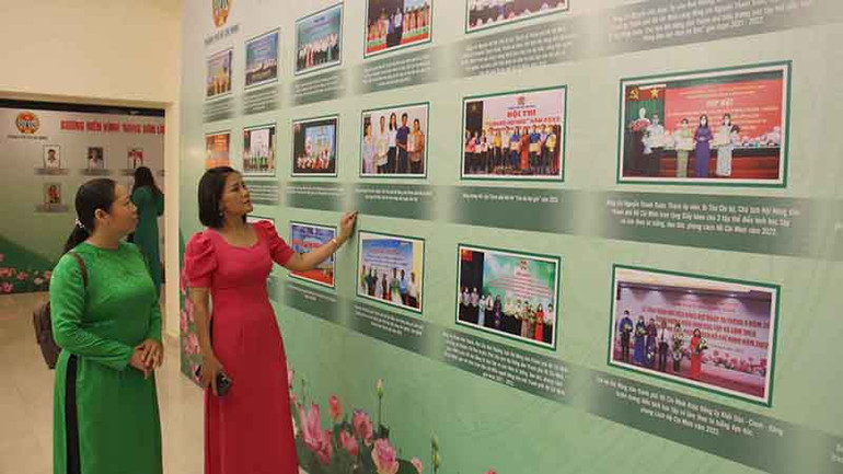 Các đại biểu tham quan không gian triển lãm ảnh về Hội Nông dân trong các năm qua.