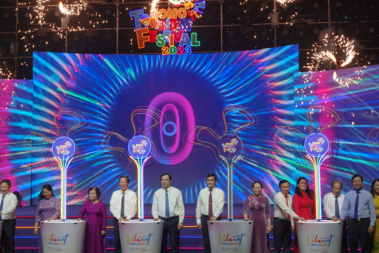 Các đại biểu thực hiện nghi thức khai mạc Ngày hội Du lịch Thành phố Hồ Chí Minh lần thứ 19.